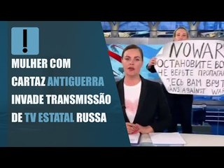 Mulher com cartaz antiguerra invade transmissão de TV estatal russa