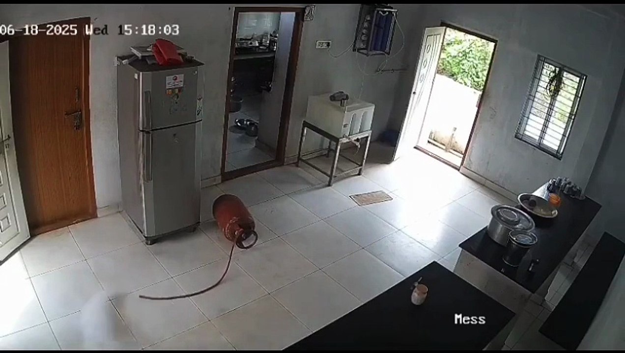 VIDEO: ¡Explotó! Una mujer intentó contener el peligro antes del estallido de una garrafa