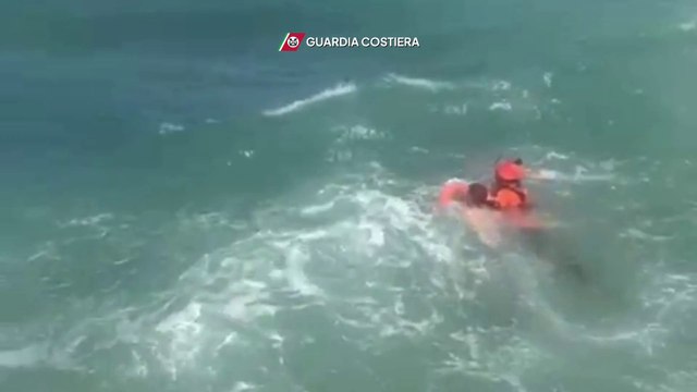 Bari, la Guardia Costiera soccorre due ragazzi bloccati su uno scoglio