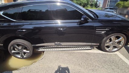 광주 아파트 주차장 '땅 꺼짐'...차량 뒷바퀴 빠져 / YTN