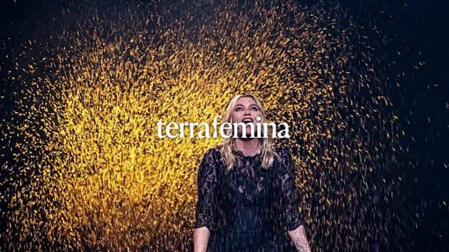 Adorables : Louane recréée une scène d'amour mythique avec cette photo de fiançailles, et rend fous les fans