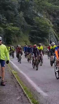 Le géant OCTAVE / Hier le géant Octave a été accompagné par plusieurs centaines de cyclos pour être installé au col du Tourmalet !! Au départ de Pierrefite, une montée vers un ciel très nuageux