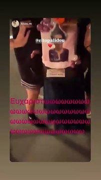 Έλενα Τοπαλίδου: H έκπληξη για τα γενέθλιά της και η ανατρεπτική φωτό πάνω στην τούρτα