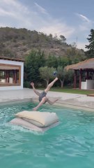 Ibrahimovic demuestra que sigue en plena forma con esta chilena en su piscina