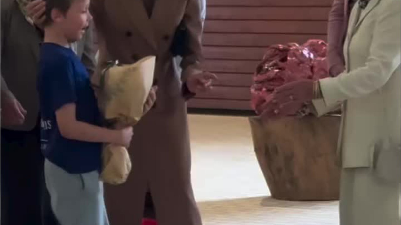 VIDÉO GALA - Brigitte Macron complice avec Sonja de Norvège et la princesse Mette-Marit : leur sortie haute en couleur !