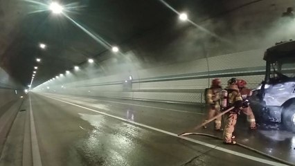 광주원주고속도로 산북터널에서 화물차 화재...한때 1km 정체 / YTN