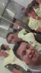 Un aficionado repleto de jugadores del Madrid en el ascensor