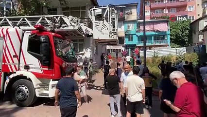 Apartman çatısı alevlere teslim oldu