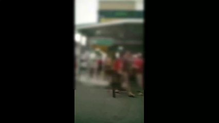 废铁价谈不拢酿纠纷 食肆爆冲突 双方扔椅互殴