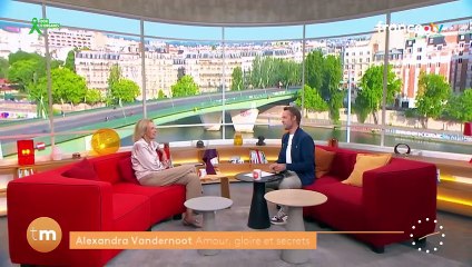 Alexandra Vandernoot garde des souvenirs mitigés de ce tournage avec un célèbre réalisateur, ce film est pourtant devenu culte !

Alexandra Vandernoot dans "Télématin"