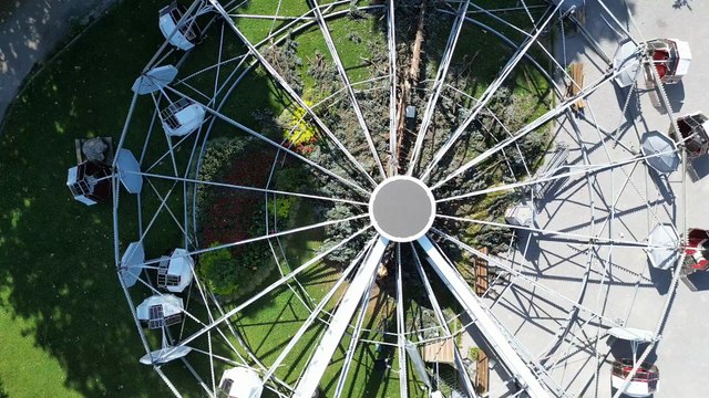 Ruota panoramica crolla sul lungolago di Lecco: il video del drone. La testimone: ''C'era chi si scattava selfie''