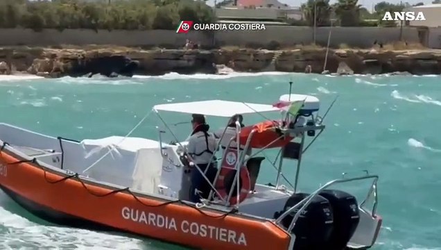 Bari, due bagnanti bloccati su uno scoglio: salvati dalla Guardia costiera