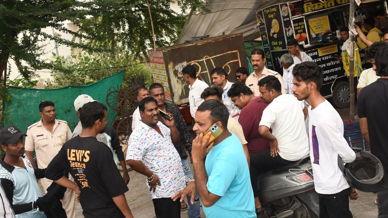 रीजनल कॉलेज चौपाटी से हटाए केबिन व ठेले