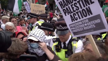 Protesters chant ‘shame on you’ at Met Police as government moves to ban Palestine Action