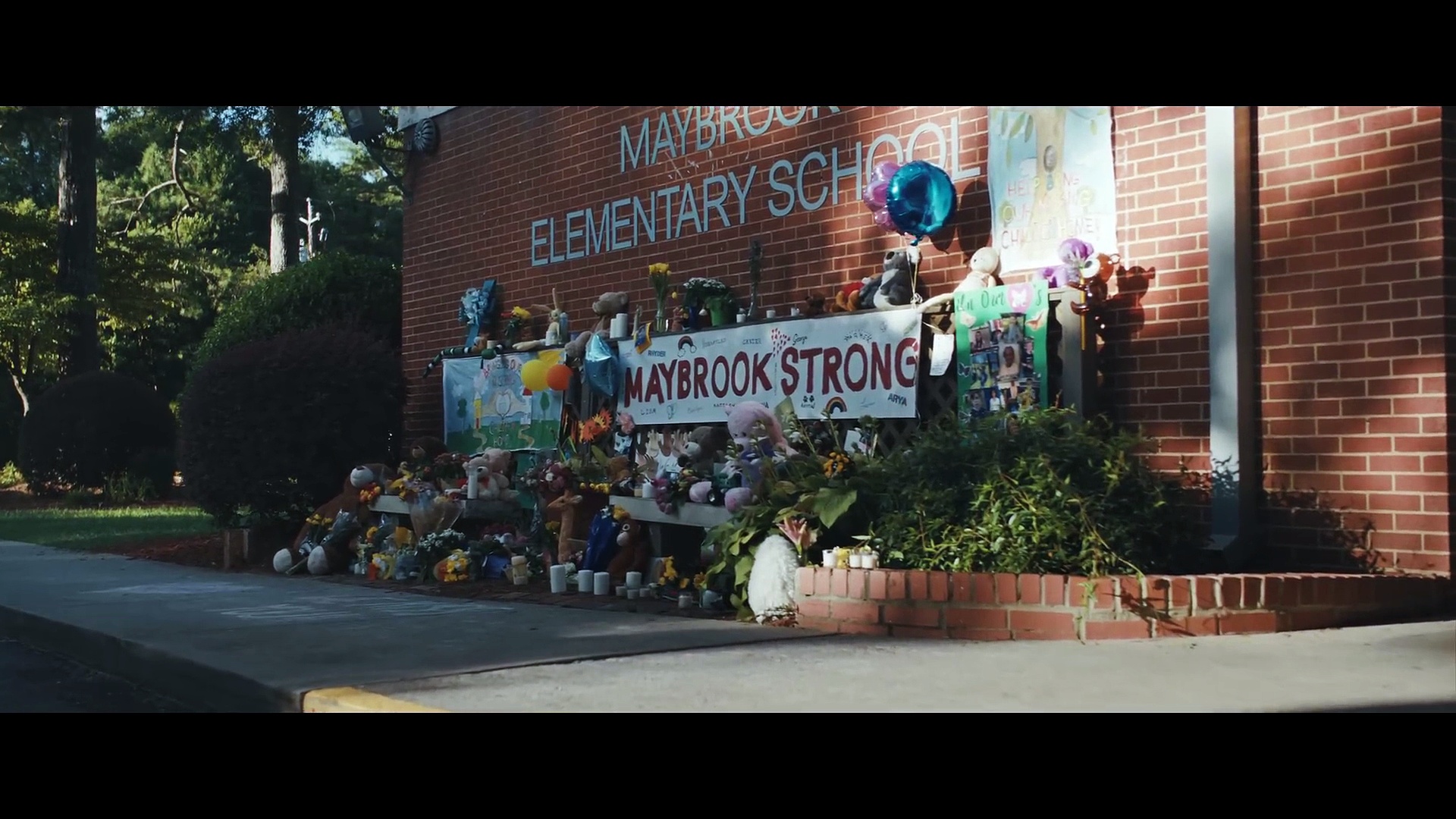 Weapons Official Trailer #2 (2025) Starring Josh Brolin and Julia Garner