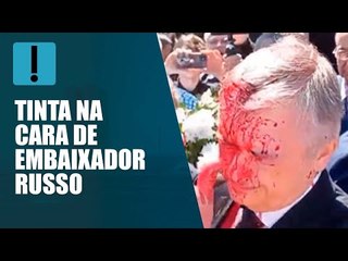 Manifestantes jogam tinta vermelha em embaixador russo na Polônia