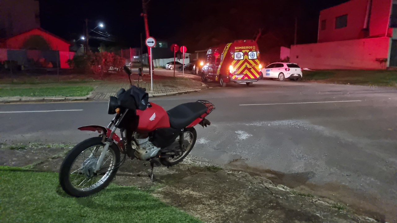 Rapaz fica ferido após acidente entre carro e moto na Rua Flamboyant em Cascavel