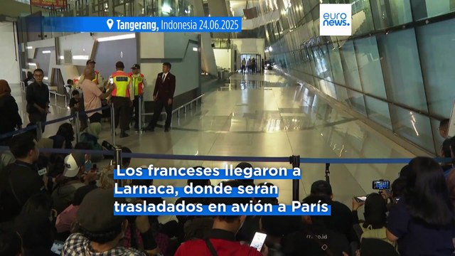 Ciudadanos franceses evacuados de Israel llegan a Chipre en un vuelo militar