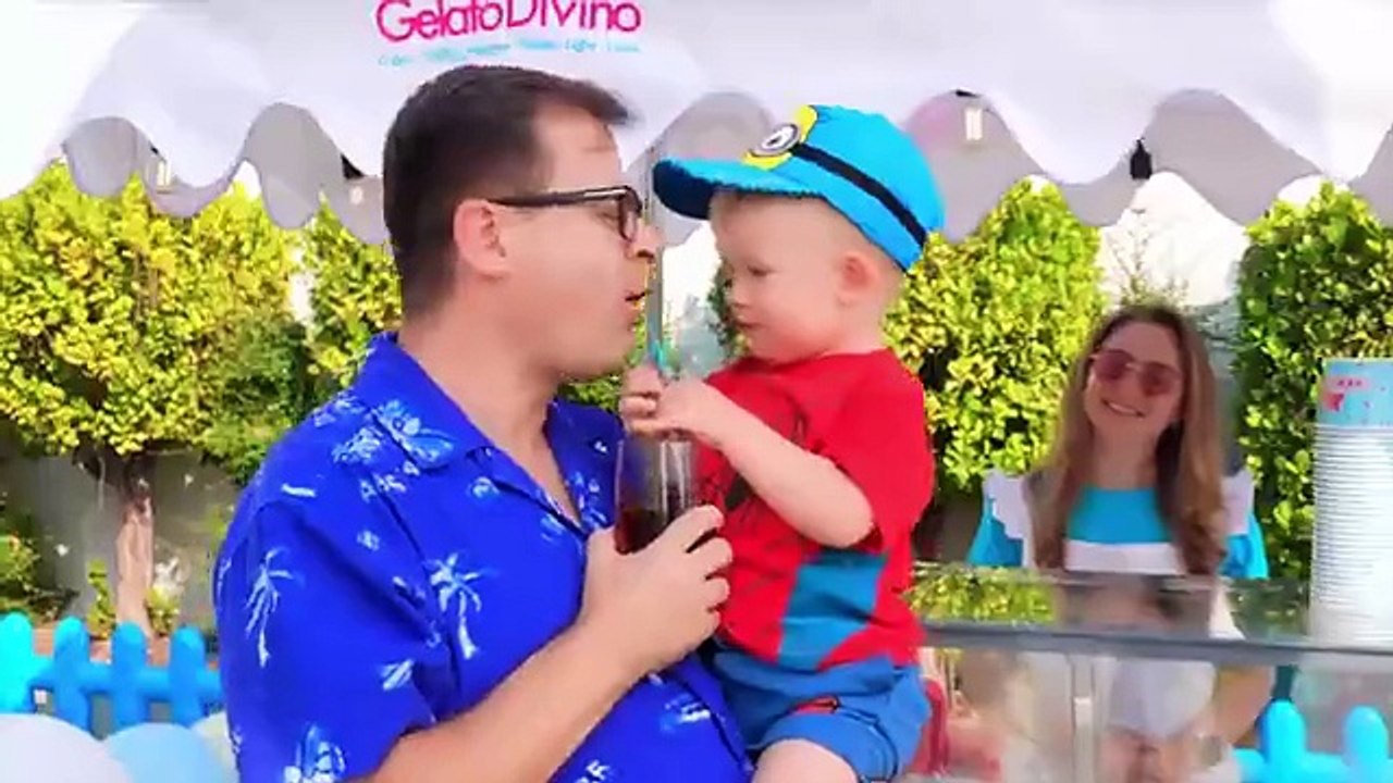 Oliver Learns to Help Mom and Plays with a Sweet Machine