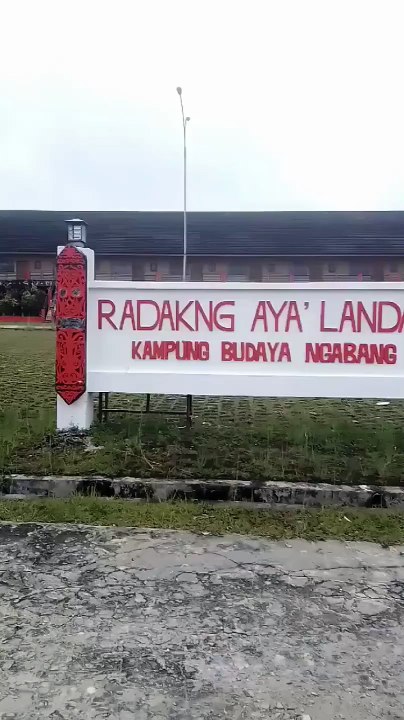 Rumah Radakng Aya’ adalah Replika Rumah Panjang Adat Suku Dayak Kanayatn, terletak di Komplek Stadion Patih Gumantar Ngabang