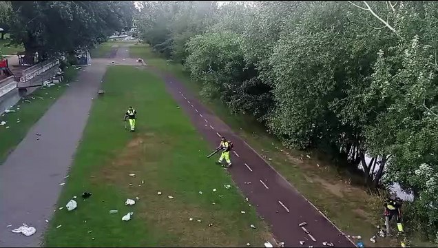 Operarios de limpieza recogen los restos de la noche de San Juan