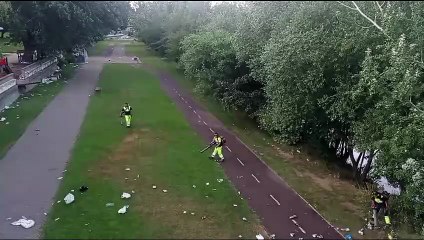 Operarios de limpieza recogen los restos de la noche de San Juan