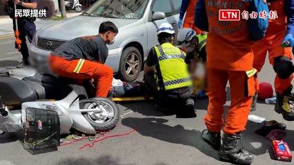 78歲老婦騎機車橫越道路撞汽車  腳踝夾在保桿裡（民眾提供）