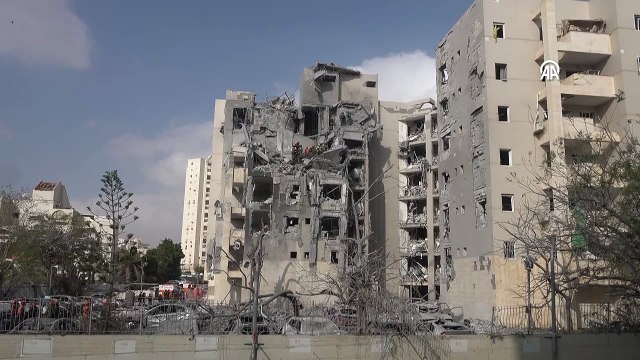 İran'dan fırlatılan füzelerden birinin doğrudan isabet ettiği İsrail'in güneyinde 3 kişi öldü