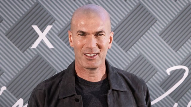 GALA VIDEO - Zinédine et Véronique Zidane entourés de leurs 4 grands gaillards : un tendre cliché pour les 53 ans de Zizou !