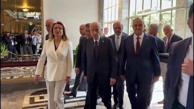 Bahçeli, TBMM grup toplantı salonuna girdiğinde alkışlarla karşılandı.