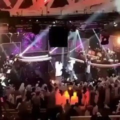 İsrail’i öven şarkıcı, tekme tokat sahneden indirildi! İşte içinizin yağlarını eritecek o anlar