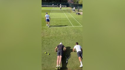 Che sfida tra numeri 1 a Wimbledon: Sabalenka vince la scommessa con Jannik, pagano i coach...