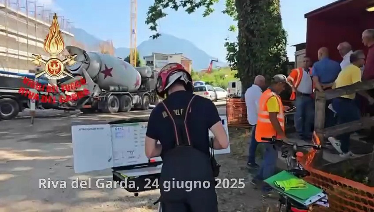 Riva del Garda, la protesta degli operai in cima alla gru