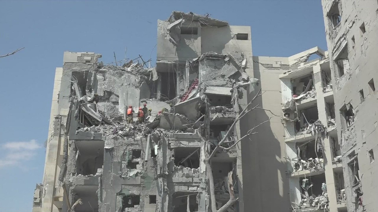 Equipos israelíes BUSCAN SUPERVIVIENTES tras el IMPACTO del MISIL IRANÍ