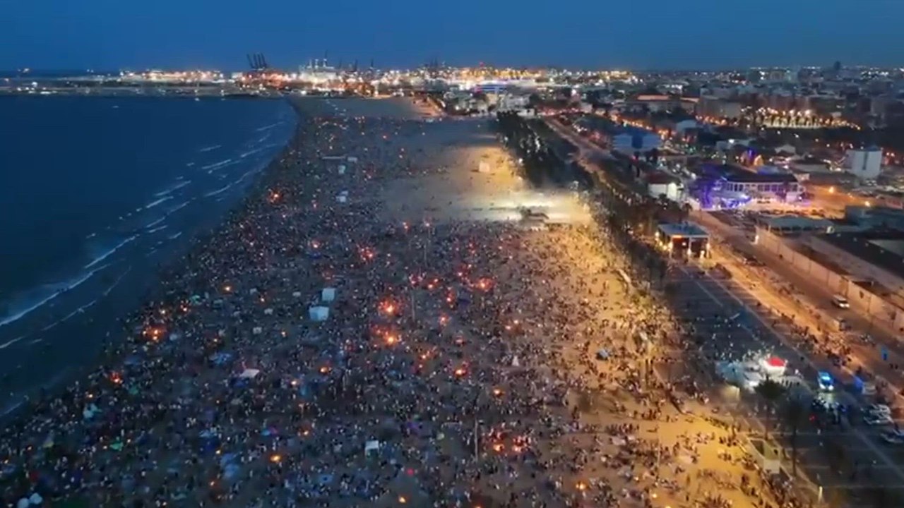 Cientos de hogueras iluminan Valencia en la noche de San Juan