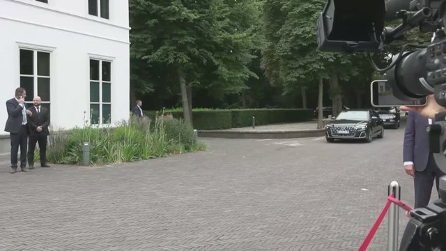 Прем'єр-міністр Нідерландів Дік Схуф вітає Зеленського в Гаазі перед щорічним самітом НАТО