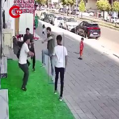 Midyat'ta film gibi olay: Kavgada yere düşen kişiye minibüs çarptı, hayatını kaybetti!