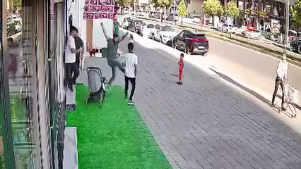 Midyat'ta kavga sırasında yere düşen kişiye minibüs çarptı!