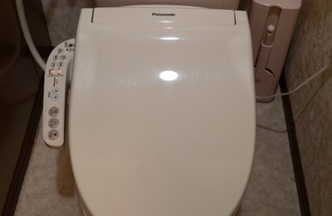 Doctor urges people to never use their electronic devices whilst on the toilet