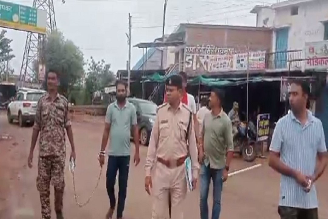 युवक की पिटाई करने वाले आरोपी का पुलिस ने निकाला जुलूस
