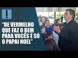 Jair Bolsonaro ataca Lula em conversa com crianças: "O sem dedinho faz mal"