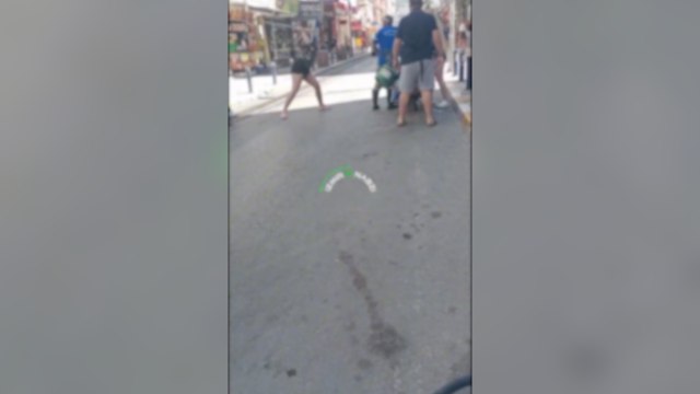 İki kadın yaşlı belediye çalışanına sokak ortasında sopalarla saldırdı