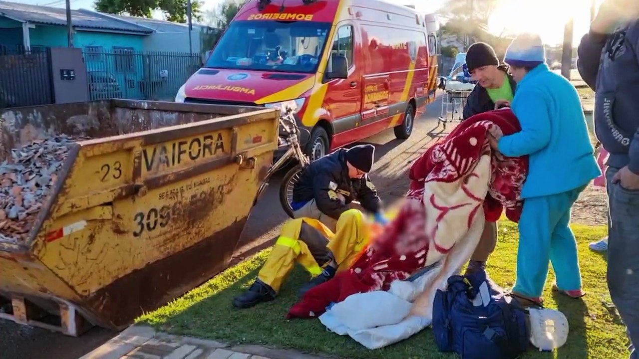 Adolescente fica ferido ao colidir bicicleta contra caçamba de entulhos no Cascavel Velho