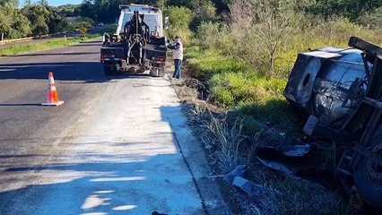 Início da remoção de carreta tombada mobiliza guincho e pode interditar BR-163 em Cascavel nesta terça-feira