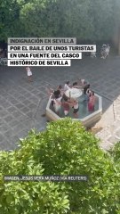 Indignación en Sevilla por el baile de unos turistas en una fuente del casco histórico