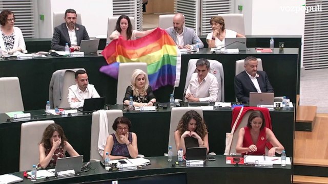 Guerra de banderas en Madrid: Vox contesta con enseñas españolas a la arcoíris del PSOE