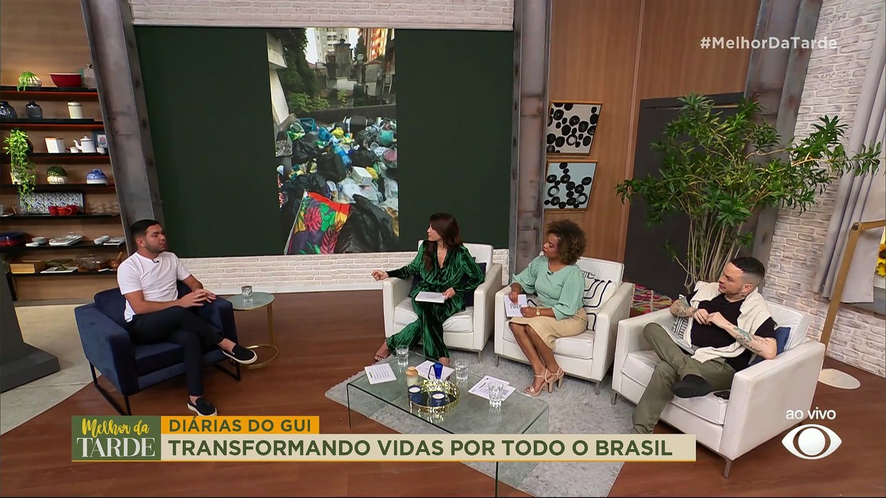 Diárias do Gui: jovem viraliza ao limpar casas de família que vivem em meio a lixo | Melhor da Tarde