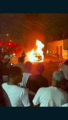 Carro incendeia após motorista estacionar em fogueira; veja vídeo