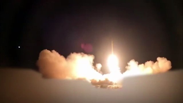 Imágenes del momento en que se lanzaron los misiles iraníes en la Operación Harbinger of Conquest en la base aérea estadounidense Al Udeid en Qatar