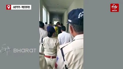 अर्धनारीश्वर रूप में बच्चे के साथ पिता का कोर्ट में आत्मसमर्पण, पेशे से है फैशन डिजाइनर